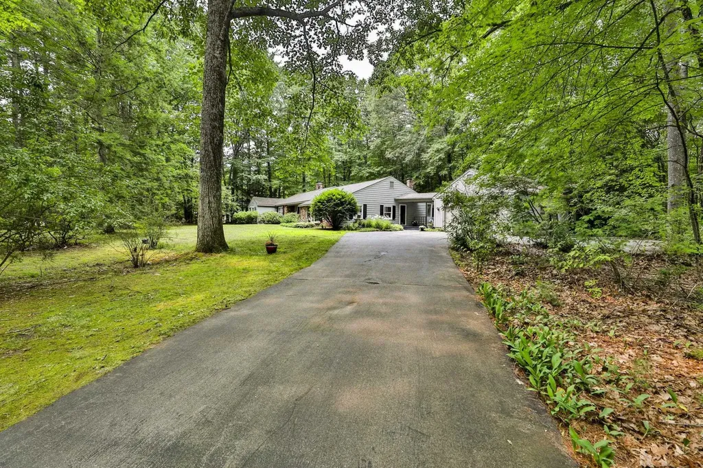 24 Cricket Hill Drive Amherst NH 03031