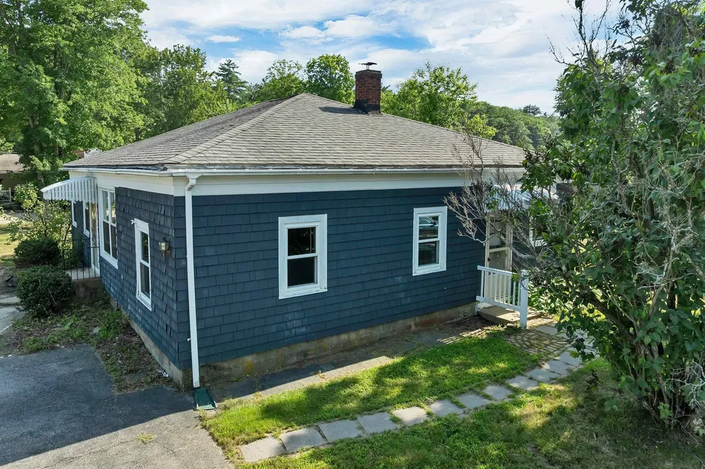 3 Pond Street Newmarket NH 03857