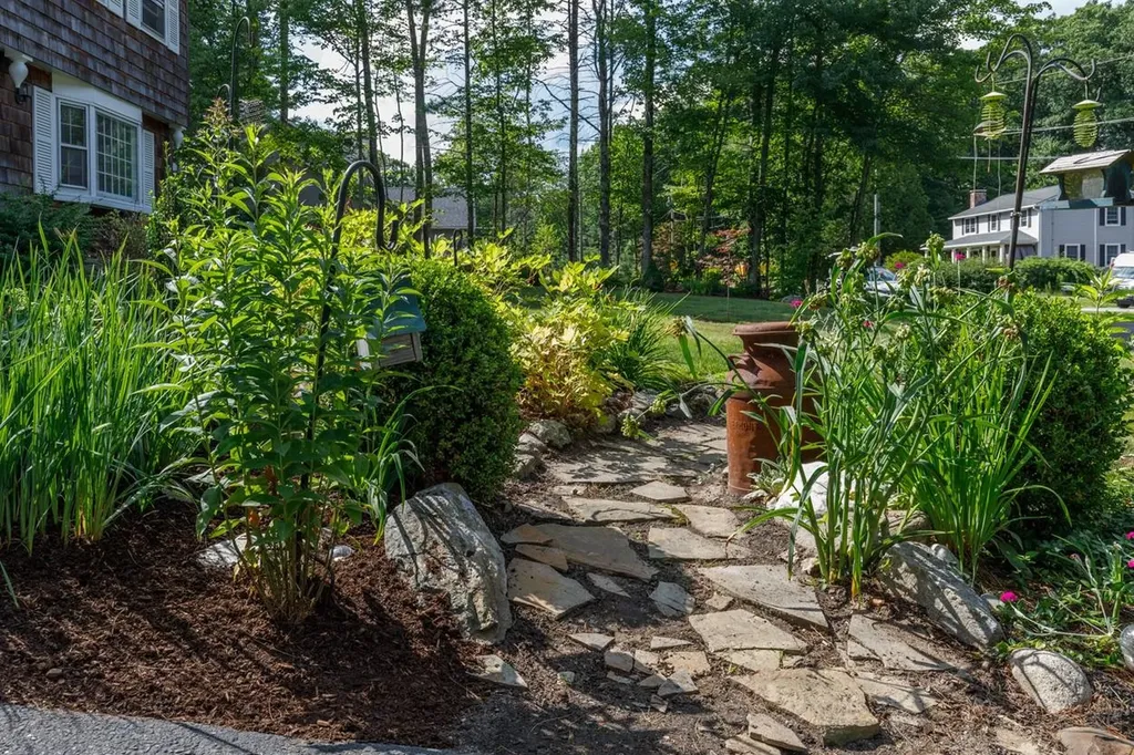 17 Reeds Ferry Way Merrimack NH 03054