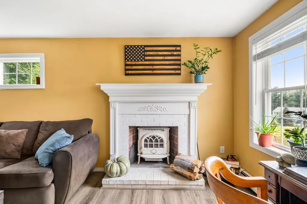 4 Squamscott Avenue Derry NH 03038