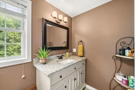4 Squamscott Avenue Derry NH 03038