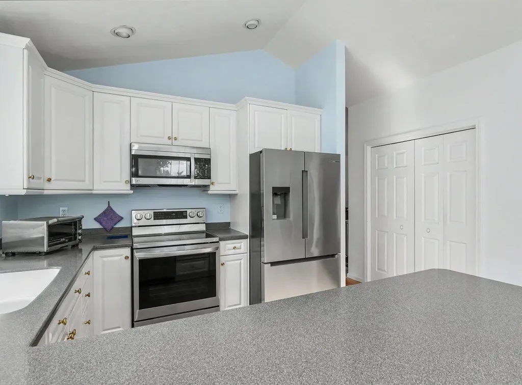 27 Gleneagle Drive Bedford NH 03110