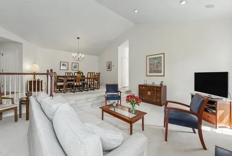 27 Gleneagle Drive Bedford NH 03110