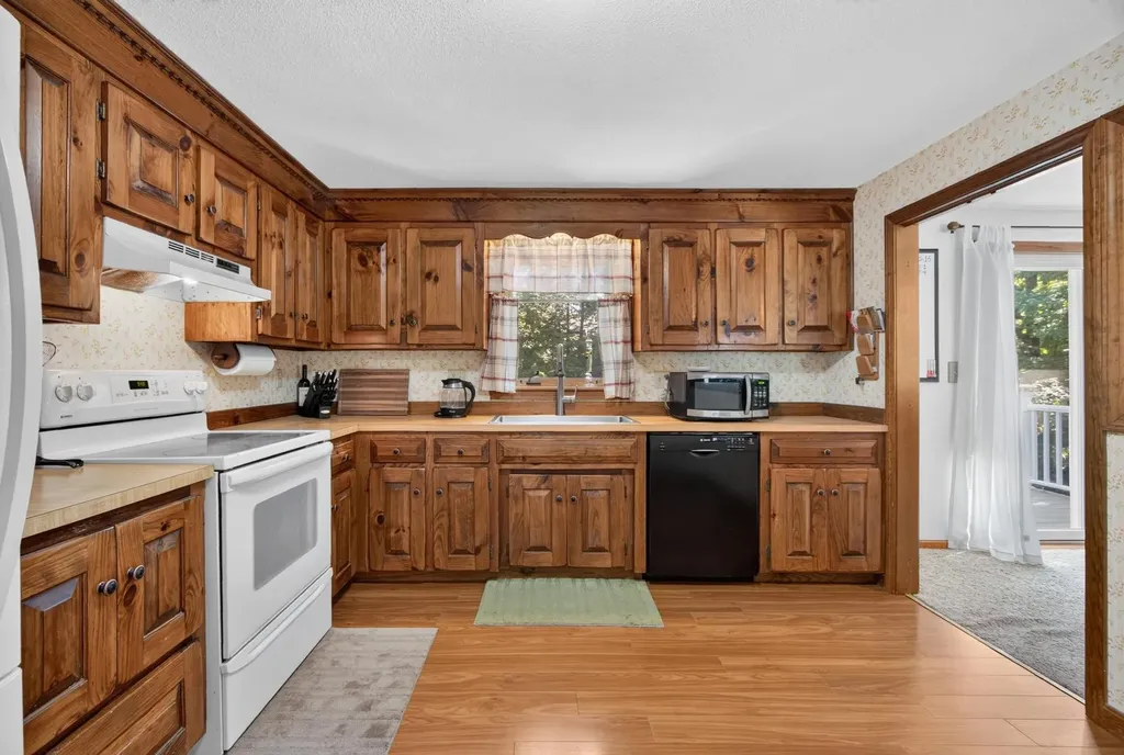 21 Hazel Avenue Nashua NH 03062