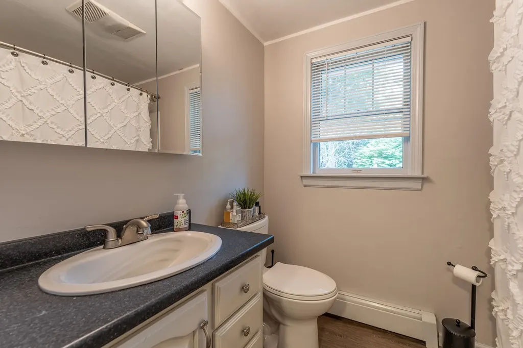 7 Woods Avenue Londonderry NH 03053