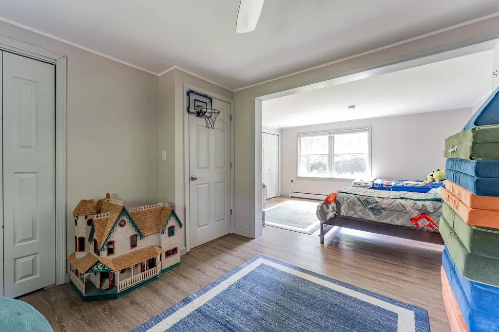 7 Woods Avenue Londonderry NH 03053
