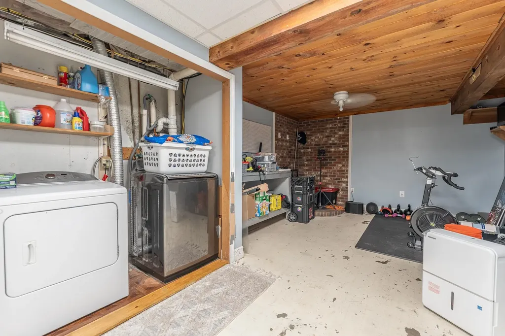 7 Woods Avenue Londonderry NH 03053