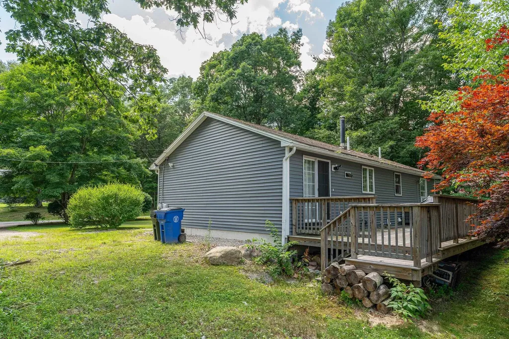 7 Woods Avenue Londonderry NH 03053