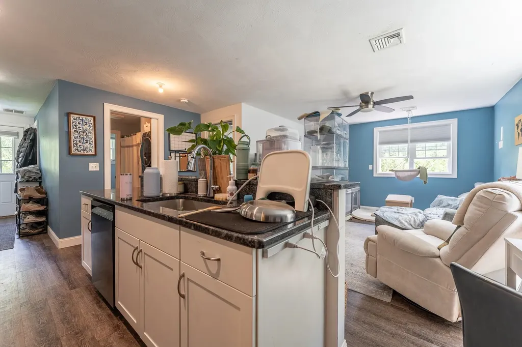 7 Woods Avenue Londonderry NH 03053