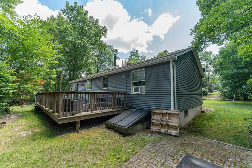 7 Woods Avenue Londonderry NH 03053