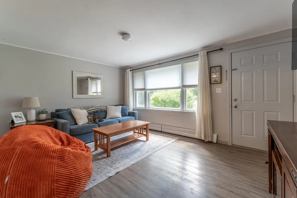 7 Woods Avenue Londonderry NH 03053