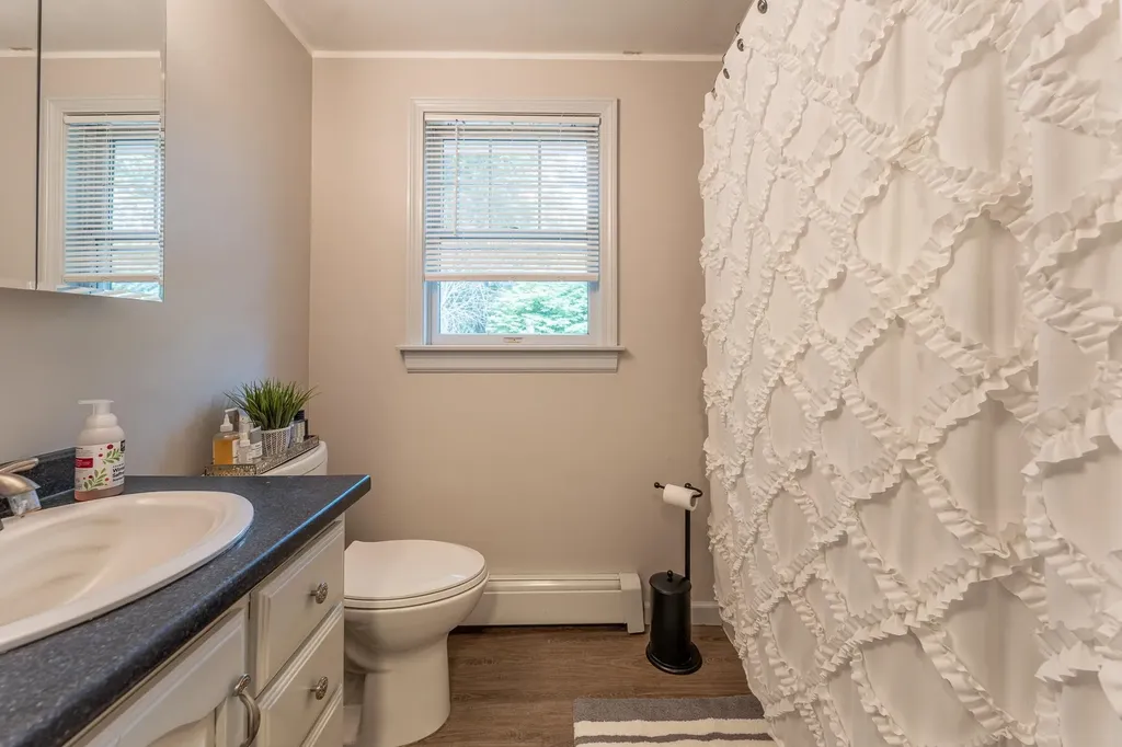 7 Woods Avenue Londonderry NH 03053