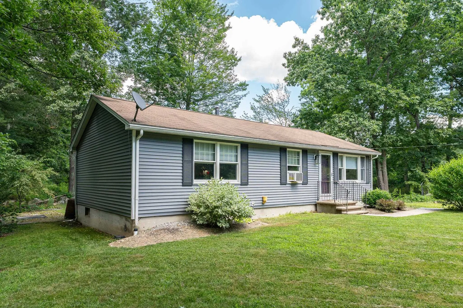 7 Woods Avenue Londonderry NH 03053