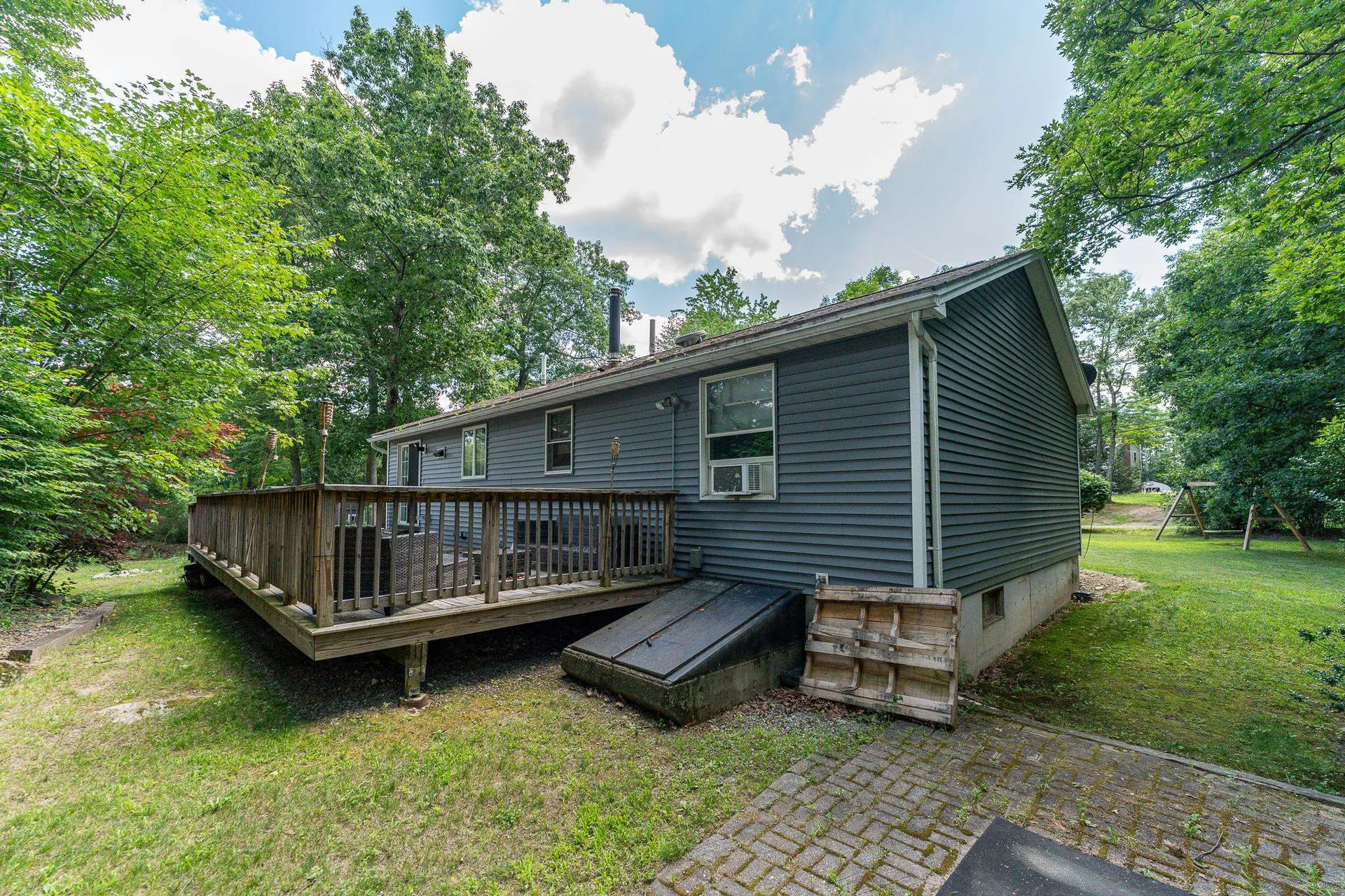 7 Woods Avenue Londonderry NH 03053