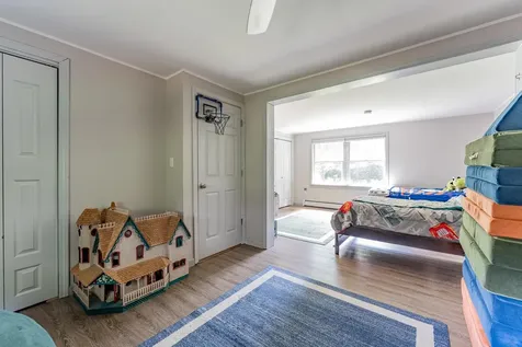 7 Woods Avenue Londonderry NH 03053