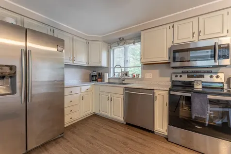 7 Woods Avenue Londonderry NH 03053