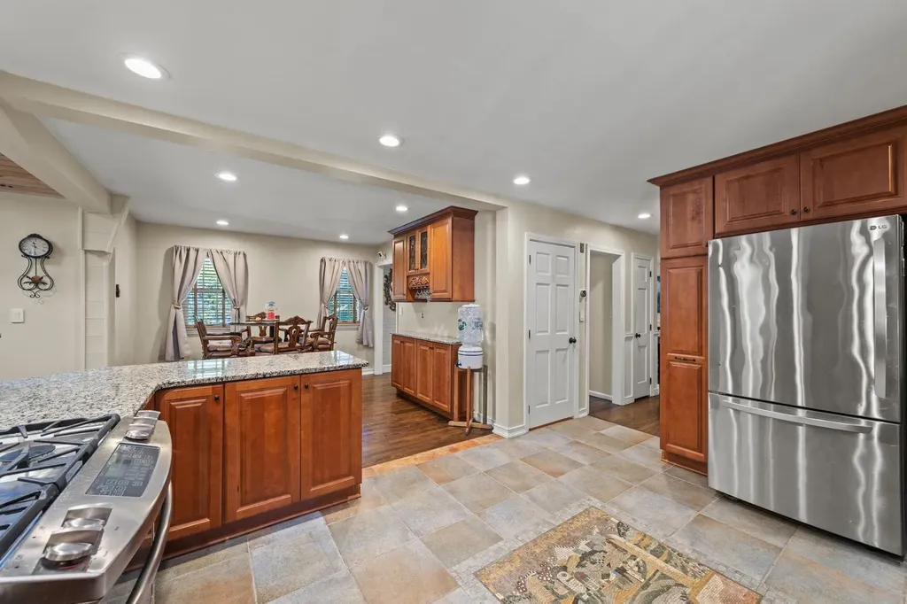 8 Forest Street Londonderry NH 03053