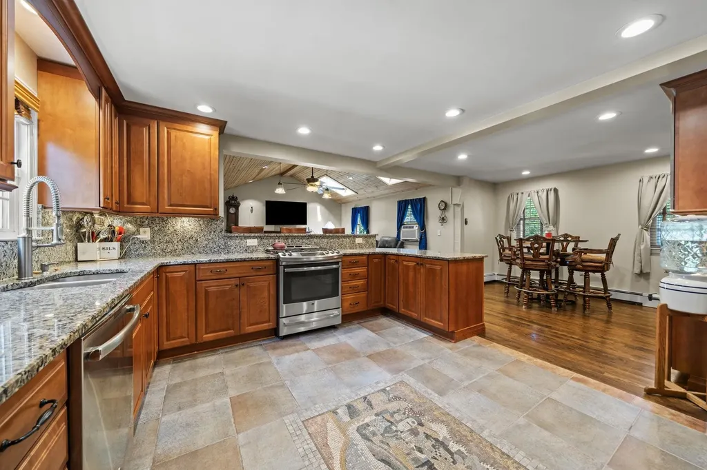 8 Forest Street Londonderry NH 03053