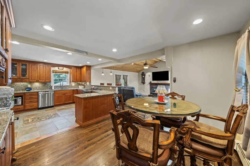 8 Forest Street Londonderry NH 03053