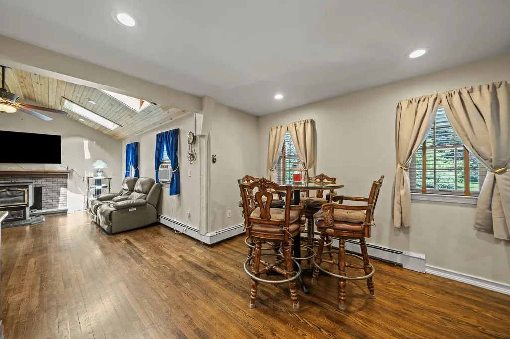8 Forest Street Londonderry NH 03053