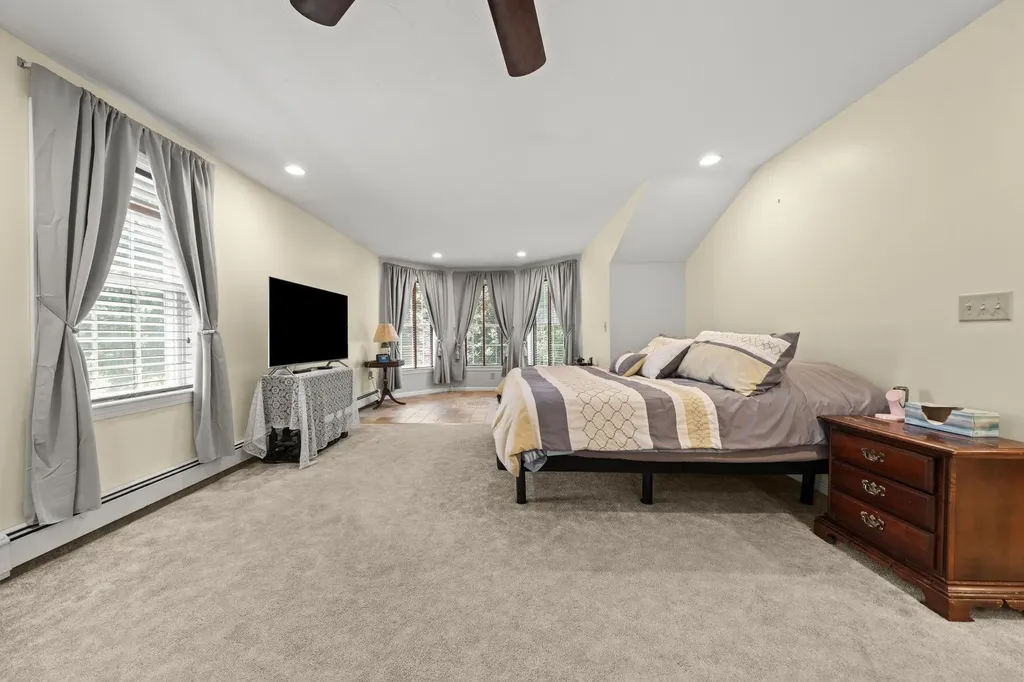 8 Forest Street Londonderry NH 03053
