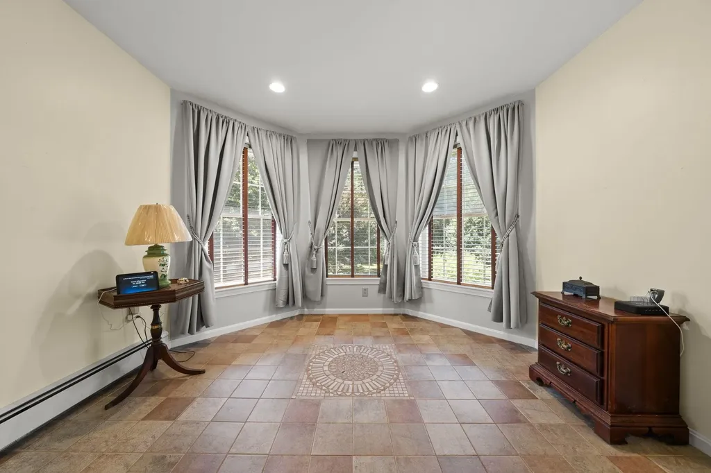 8 Forest Street Londonderry NH 03053