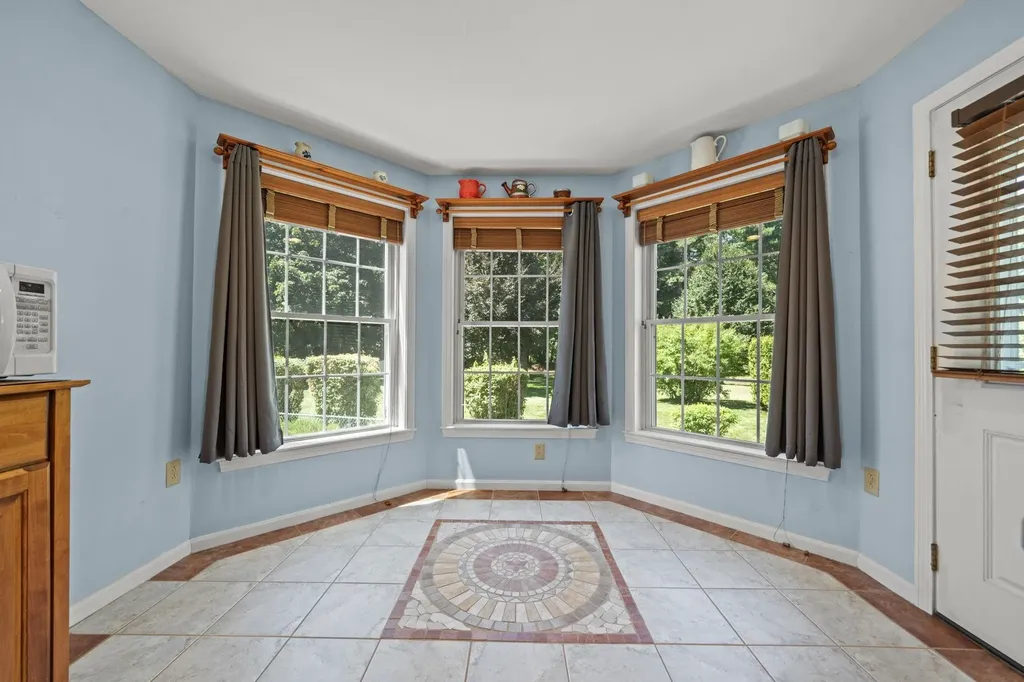 8 Forest Street Londonderry NH 03053
