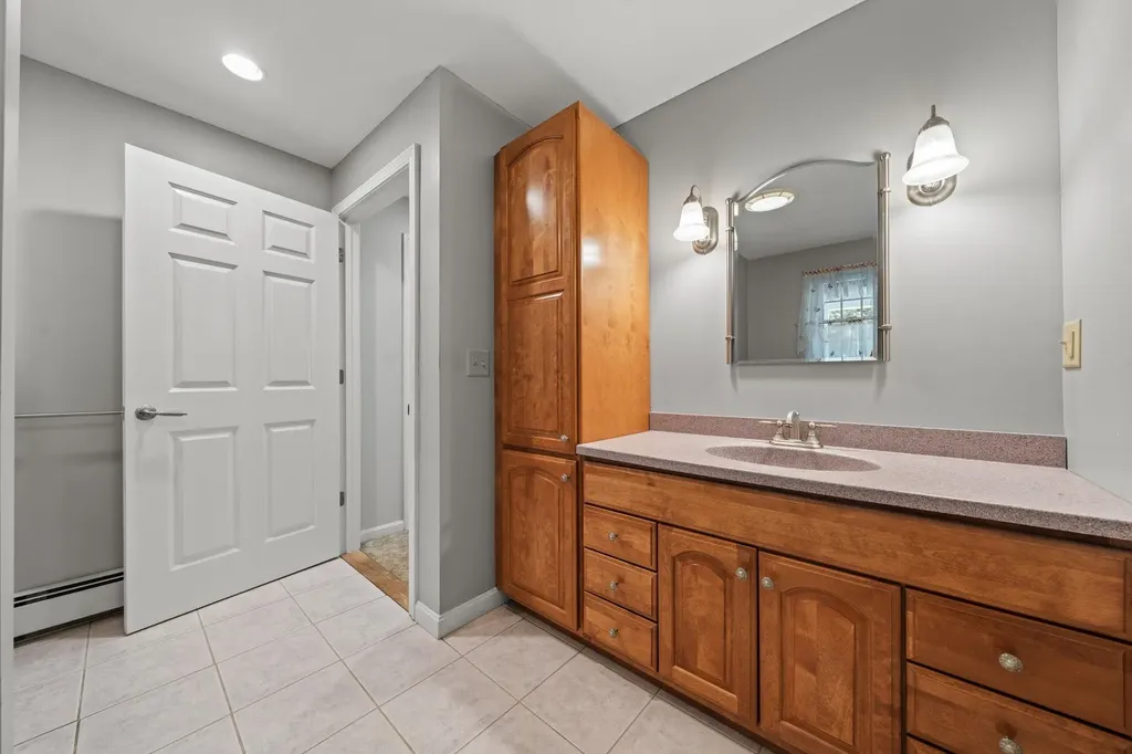 8 Forest Street Londonderry NH 03053