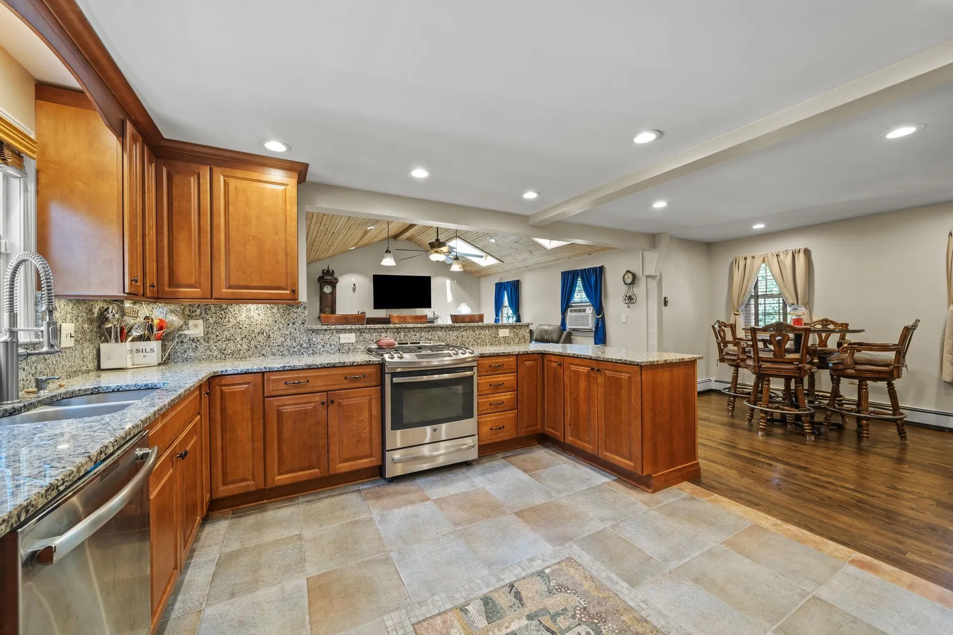 8 Forest Street Londonderry NH 03053