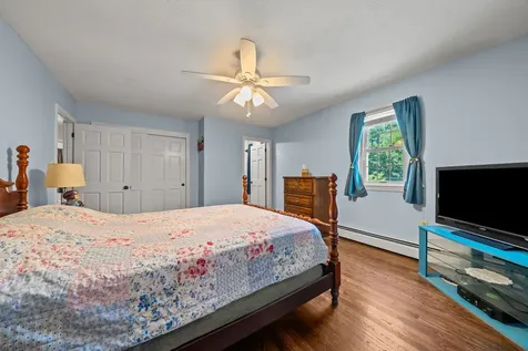 8 Forest Street Londonderry NH 03053