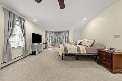 8 Forest Street Londonderry NH 03053