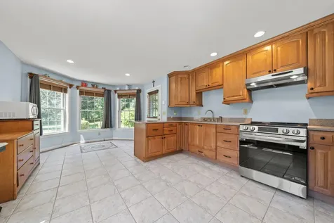 8 Forest Street Londonderry NH 03053