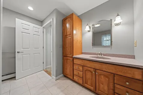 8 Forest Street Londonderry NH 03053