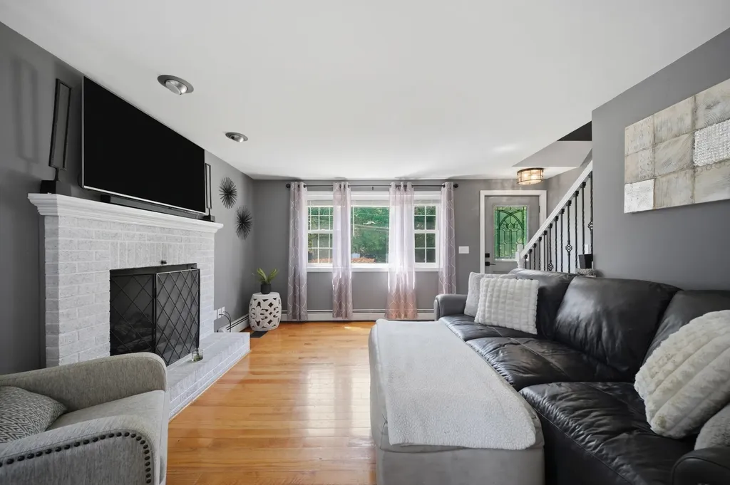 27 Old Manchester Road Raymond NH 03077