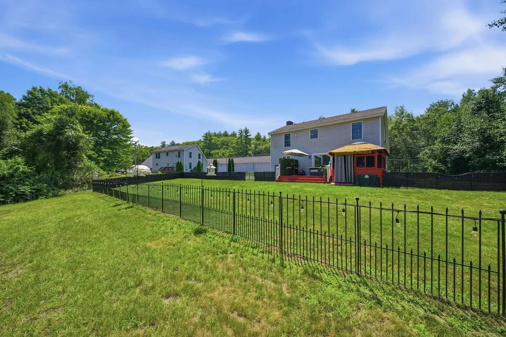 27 Old Manchester Road Raymond NH 03077