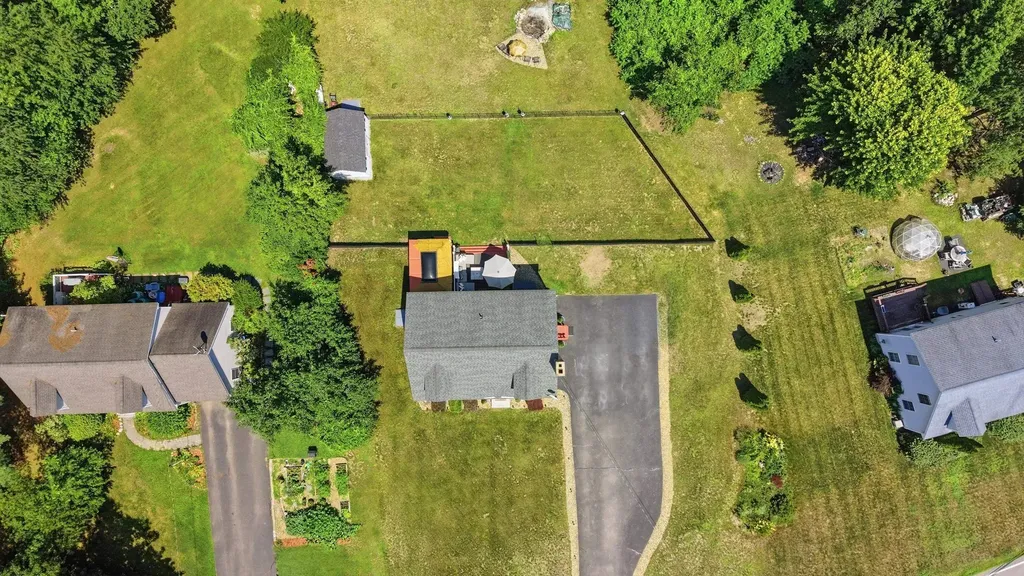 27 Old Manchester Road Raymond NH 03077