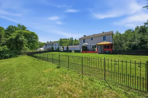 27 Old Manchester Road Raymond NH 03077