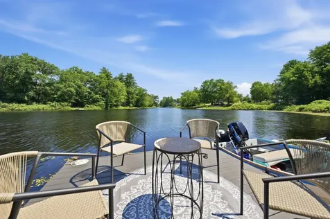 27 Old Manchester Road Raymond NH 03077