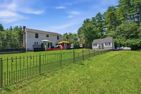 27 Old Manchester Road Raymond NH 03077