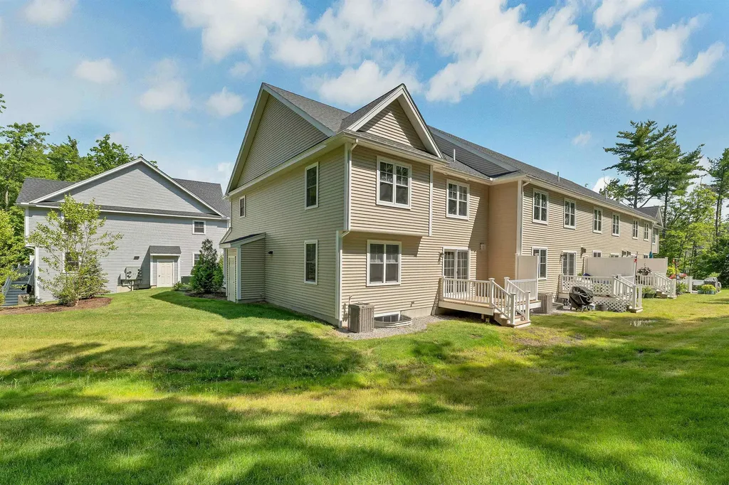 101 Centerwood Way Manchester NH 03102