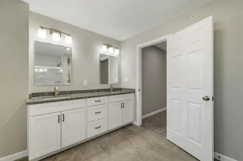 101 Centerwood Way Manchester NH 03102
