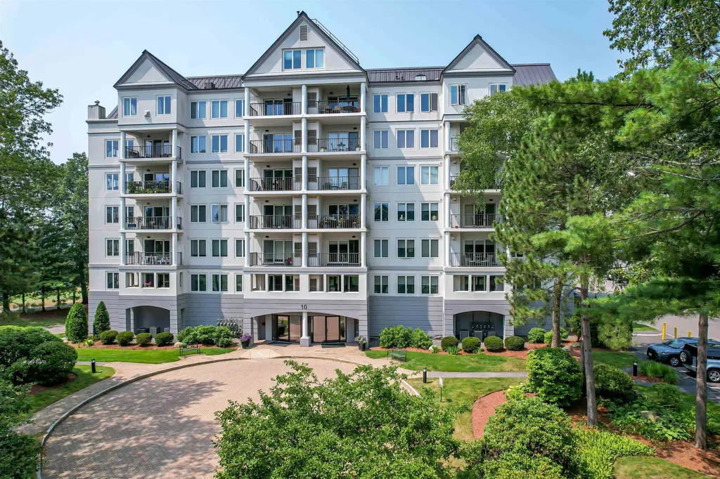 10 Mountain Laurels Drive Nashua NH 03062