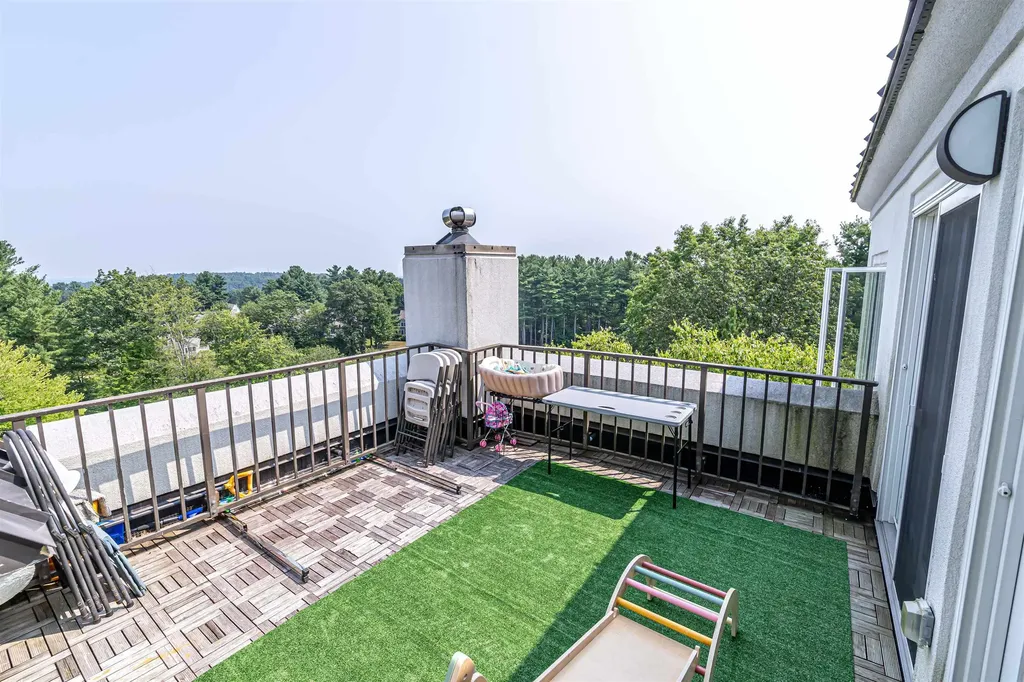 10 Mountain Laurels Drive Nashua NH 03062