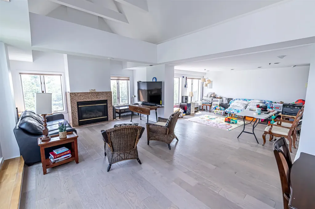 10 Mountain Laurels Drive Nashua NH 03062