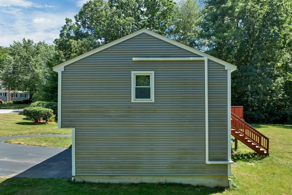 9 Bunker Hill Drive Londonderry NH 03053