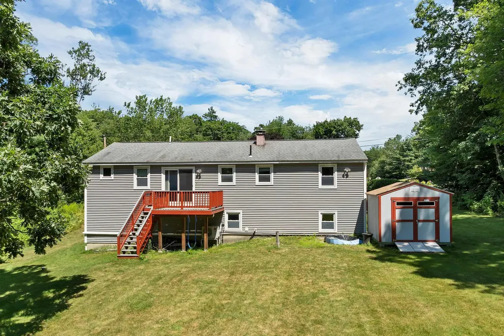 9 Bunker Hill Drive Londonderry NH 03053