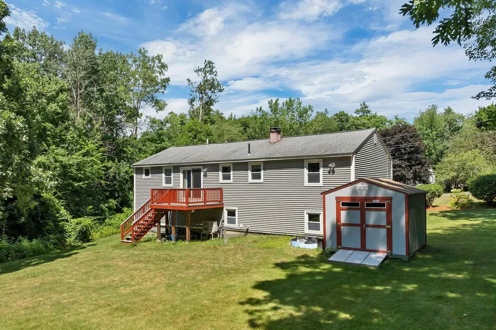 9 Bunker Hill Drive Londonderry NH 03053