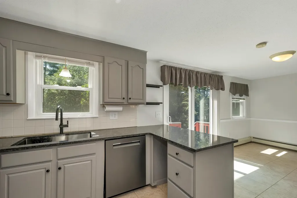 9 Bunker Hill Drive Londonderry NH 03053