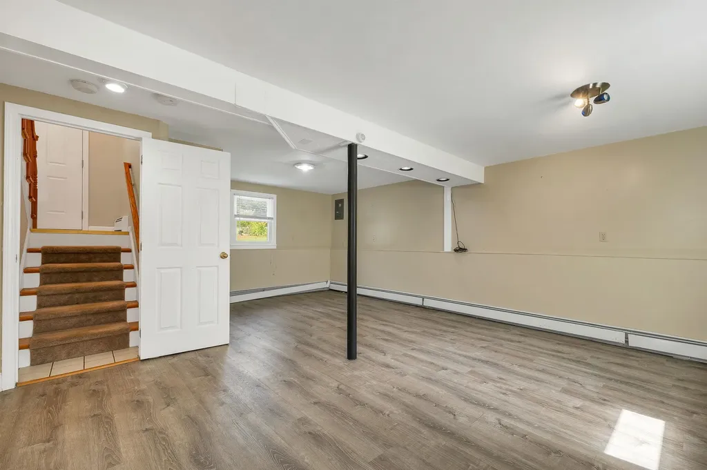 9 Bunker Hill Drive Londonderry NH 03053