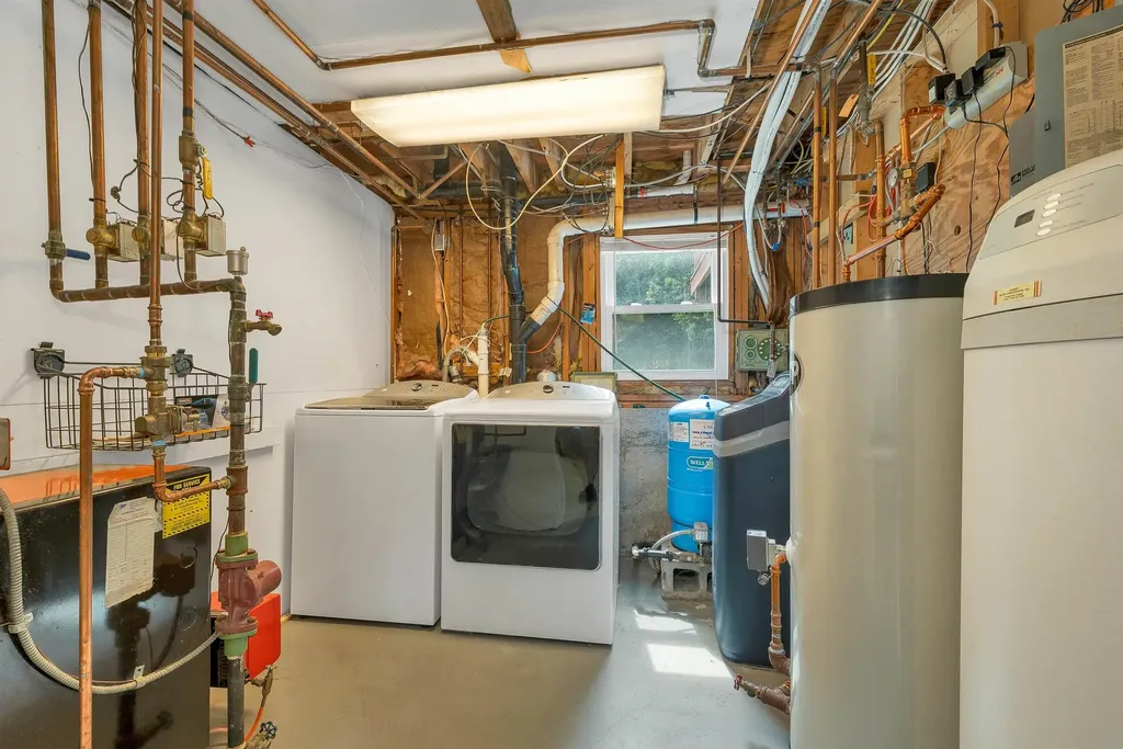 9 Bunker Hill Drive Londonderry NH 03053